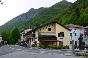 Kobarid s pogledom na hribe in gore v ozadju