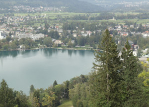 Pogled na Bled z osamelca Straža