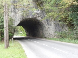 Kamniti tunel na glavni cesti okoli Bleda