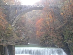 Železniški most s kamnitim lokom