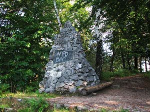 Skalnata piramida v spomin štirim partizanom 2. bataljona