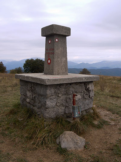 Kamniti pedestal na vrhu Korade